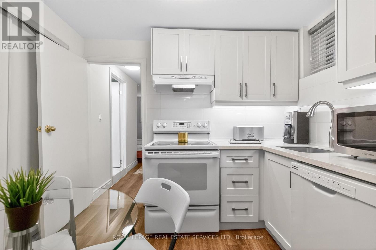 25 Lorindale Avenue, Toronto, ON - Indoor Photo Showing Kitchen