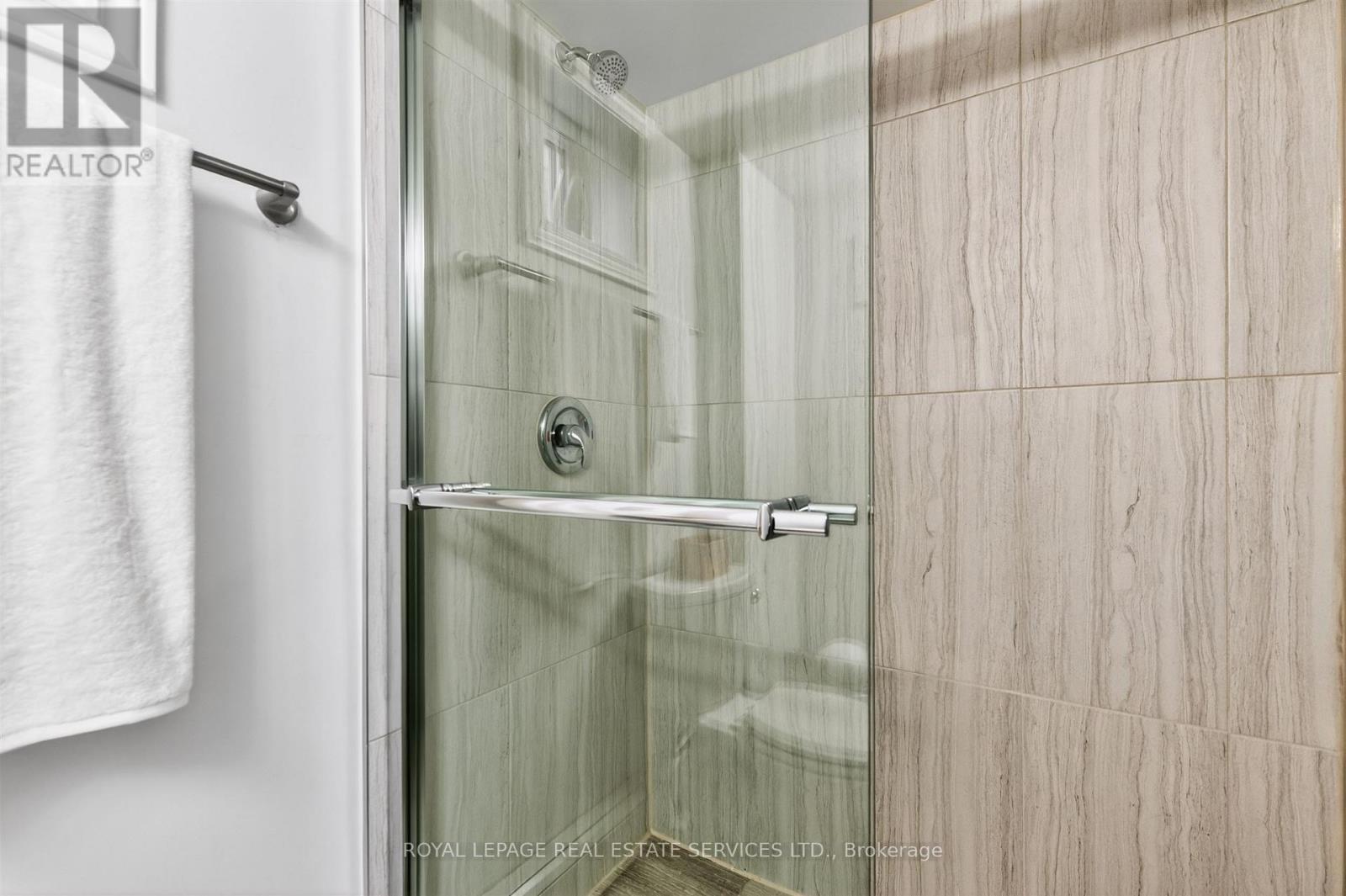 25 Lorindale Avenue, Toronto, ON - Indoor Photo Showing Bathroom