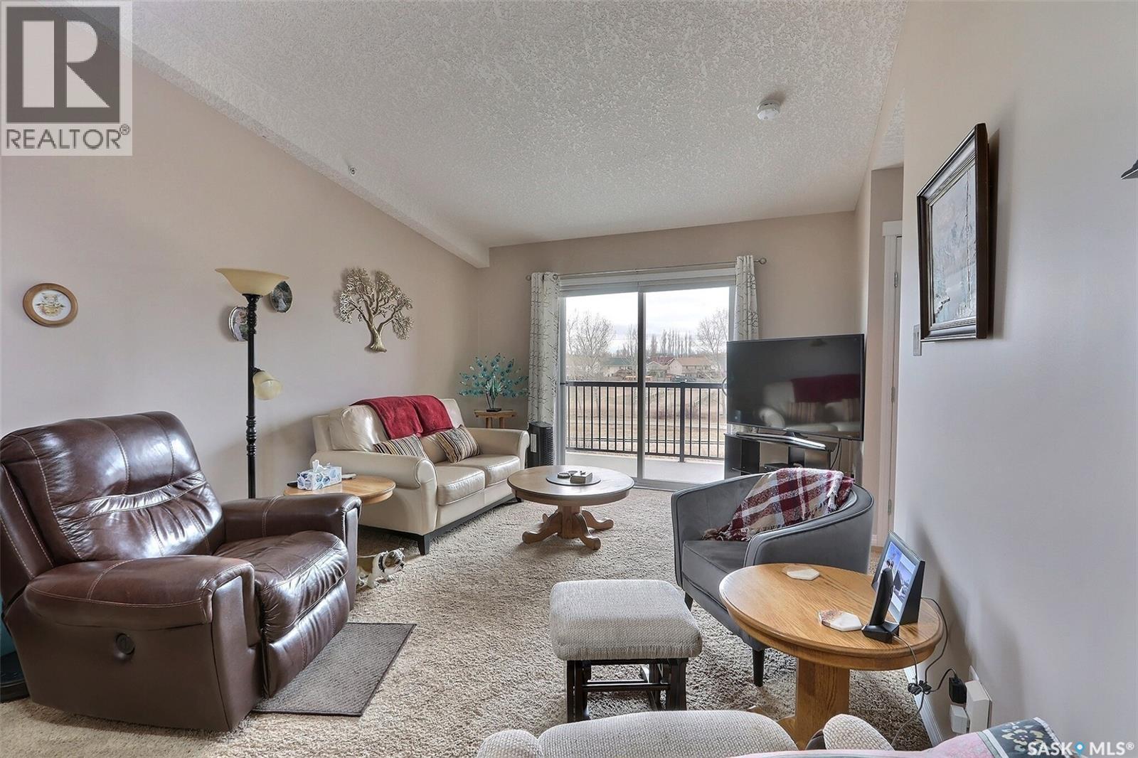 401 1501 15Th Street E, Prince Albert, SK - Indoor Photo Showing Living Room