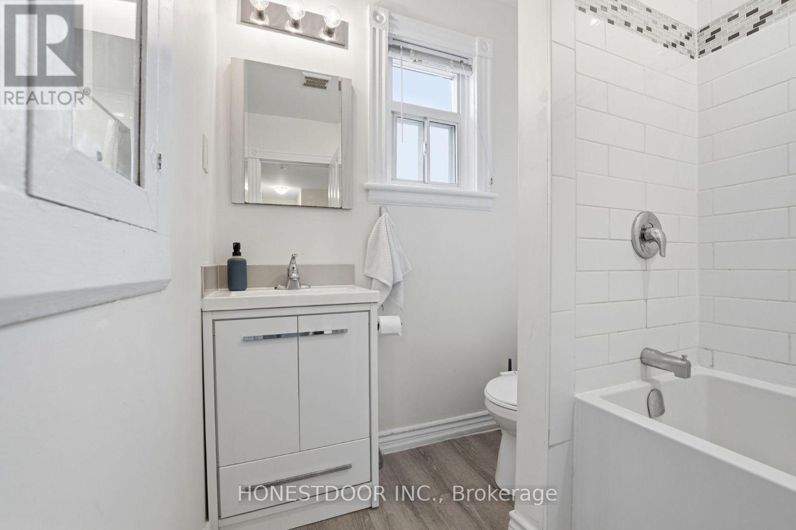 74 Tisdale Street N, Hamilton, ON - Indoor Photo Showing Bathroom