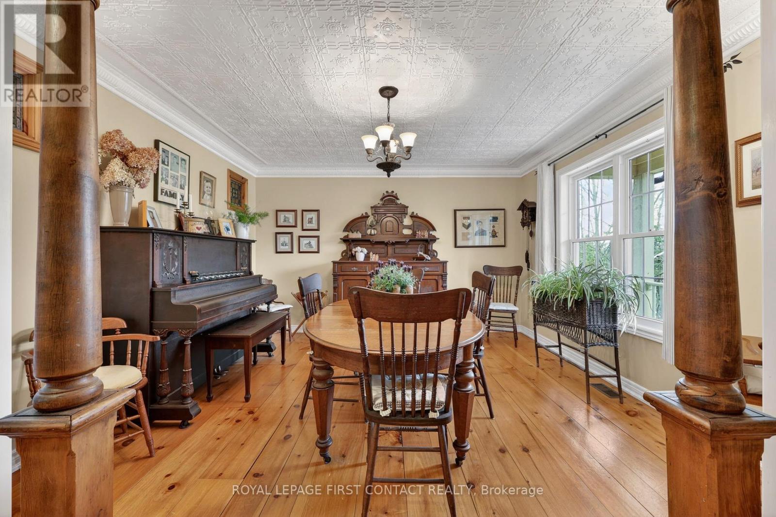 26 Paddy Dunn'S Circle, Springwater, ON - Indoor Photo Showing Dining Room