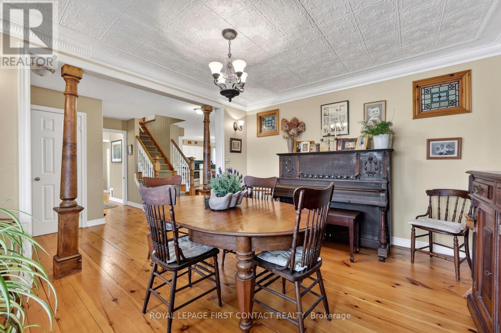 26 Paddy Dunn'S Circle, Springwater, ON - Indoor Photo Showing Dining Room
