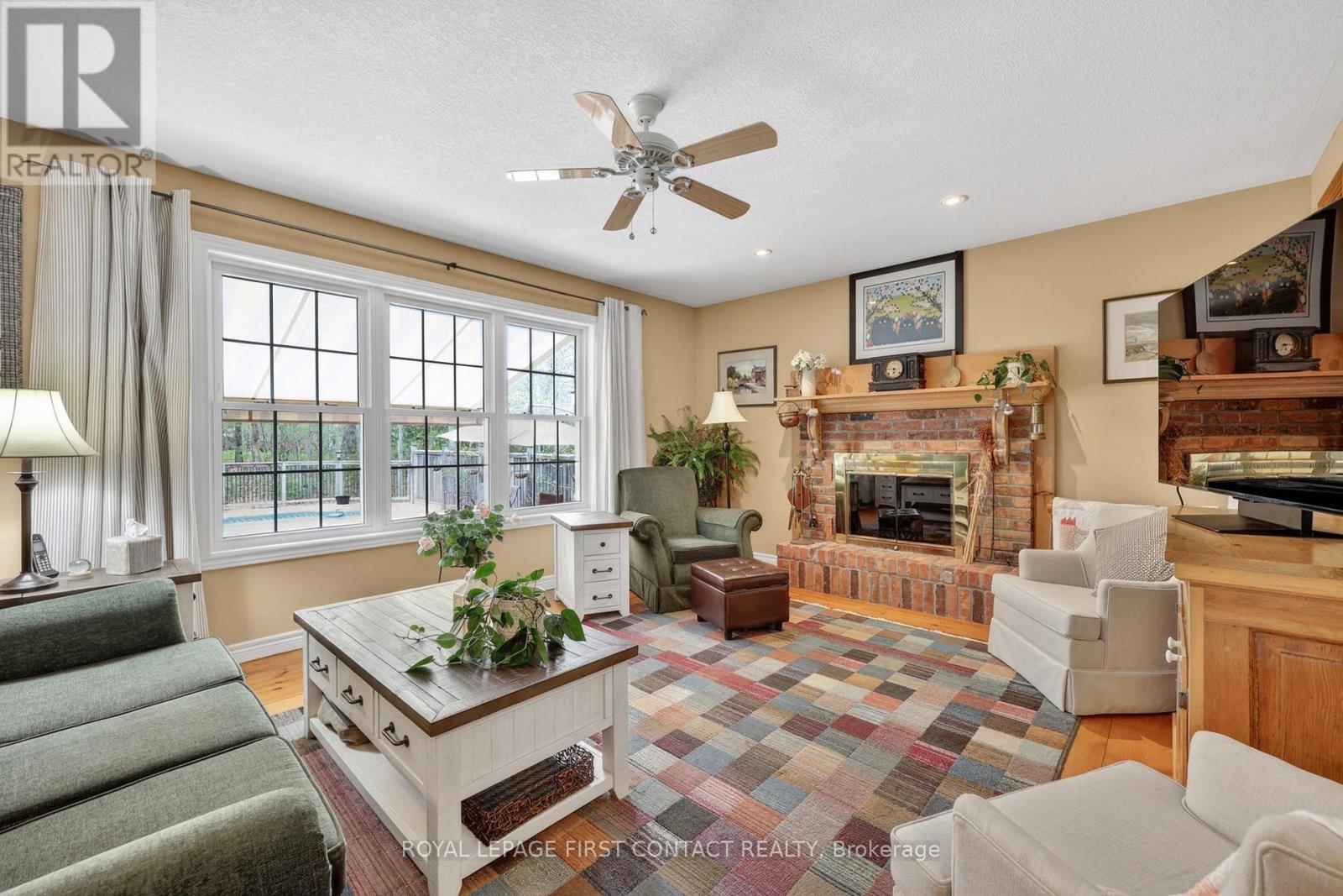 26 Paddy Dunn'S Circle, Springwater, ON - Indoor Photo Showing Living Room With Fireplace