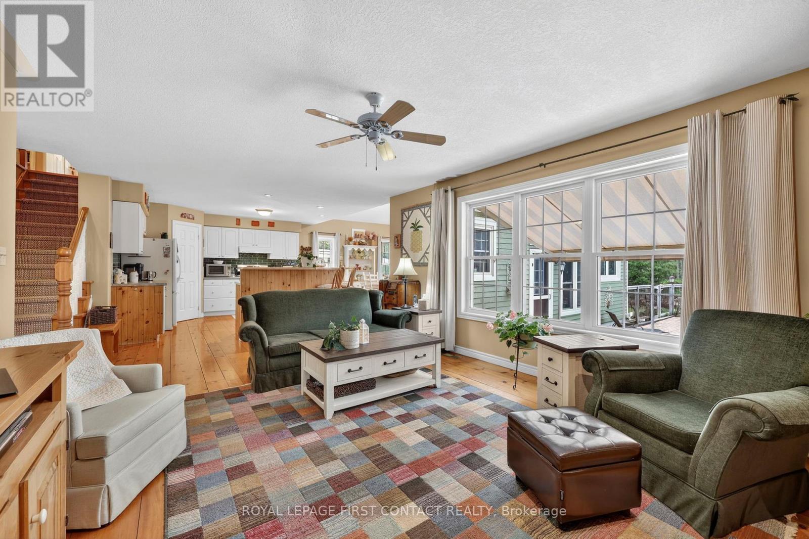 26 Paddy Dunn'S Circle, Springwater, ON - Indoor Photo Showing Living Room