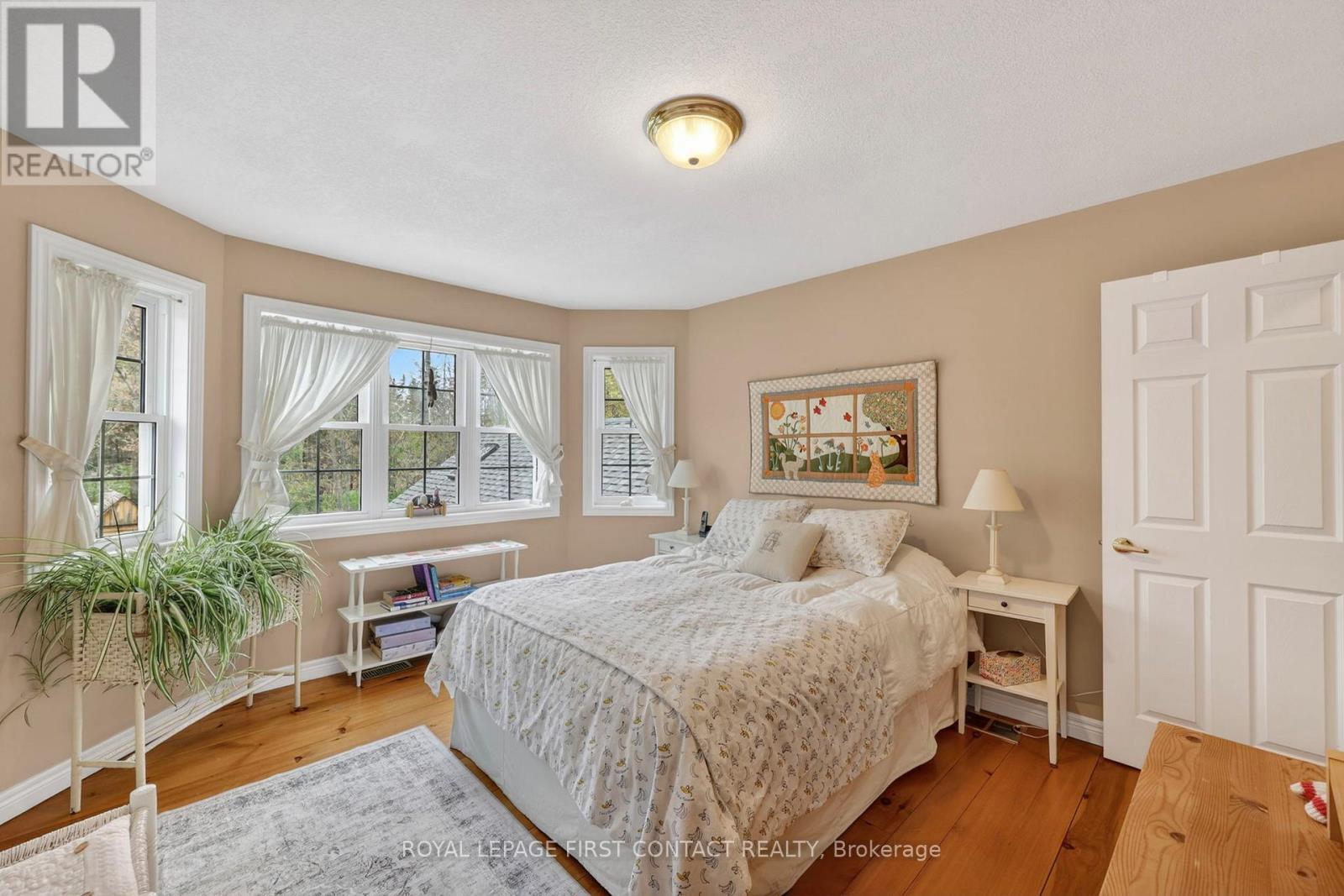 26 Paddy Dunn'S Circle, Springwater, ON - Indoor Photo Showing Bedroom