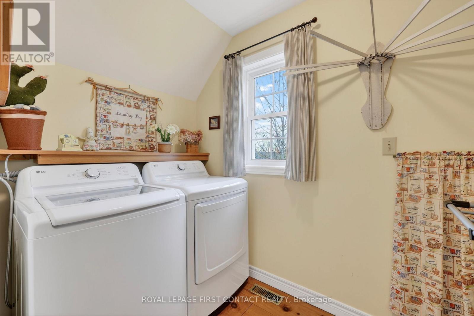 26 Paddy Dunn'S Circle, Springwater, ON - Indoor Photo Showing Laundry Room