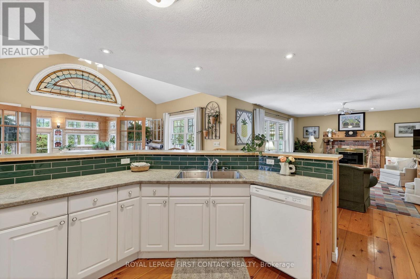 26 Paddy Dunn'S Circle, Springwater, ON - Indoor Photo Showing Kitchen With Fireplace