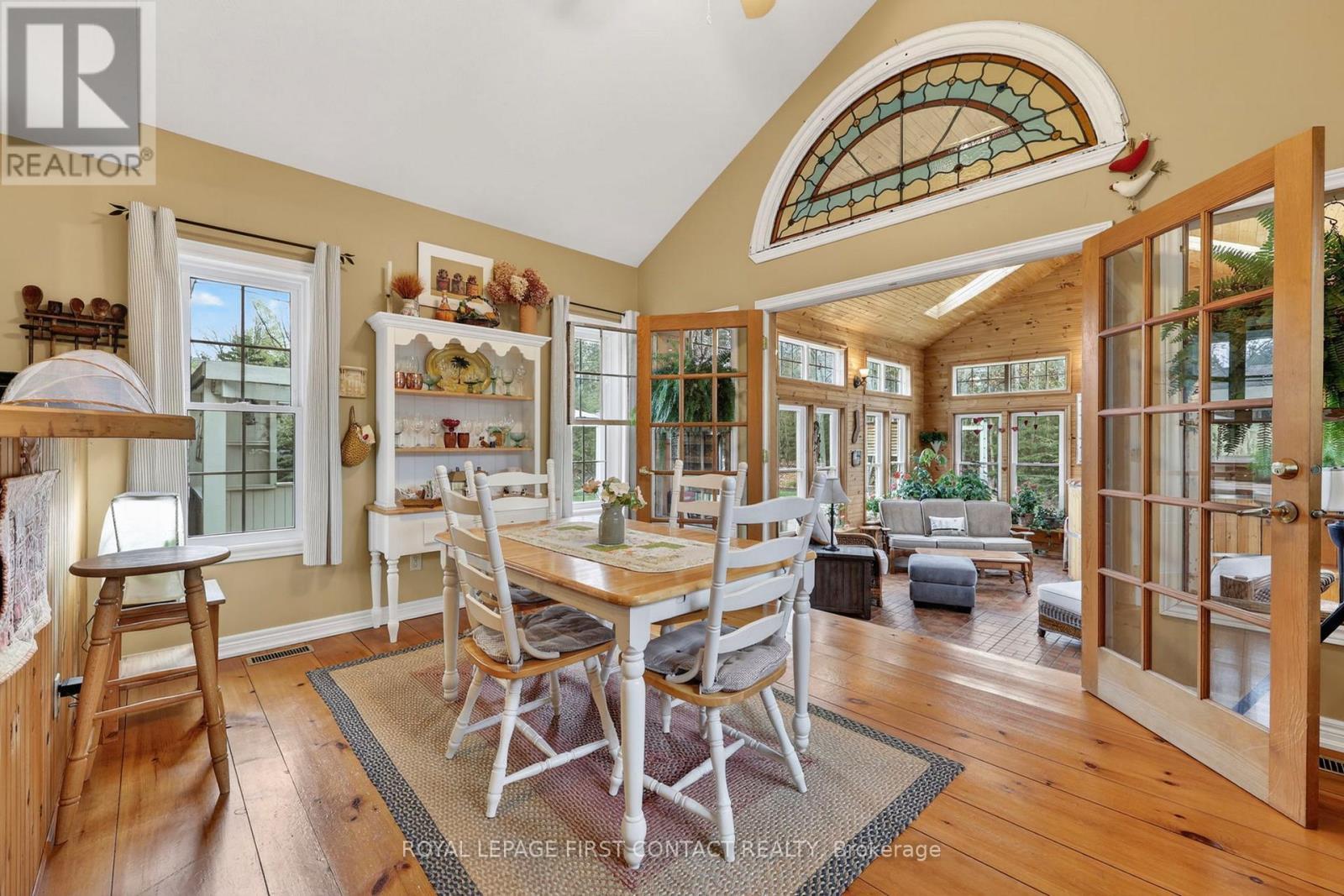 26 Paddy Dunn'S Circle, Springwater, ON - Indoor Photo Showing Dining Room