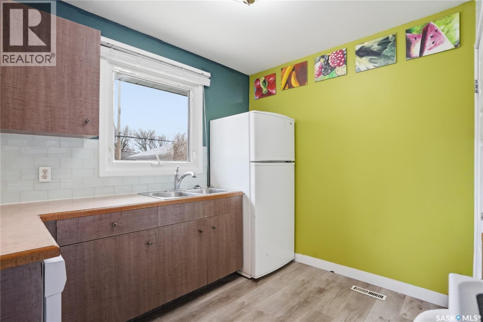 4 Dunning Crescent, Saskatoon, SK - Indoor Photo Showing Kitchen With Double Sink