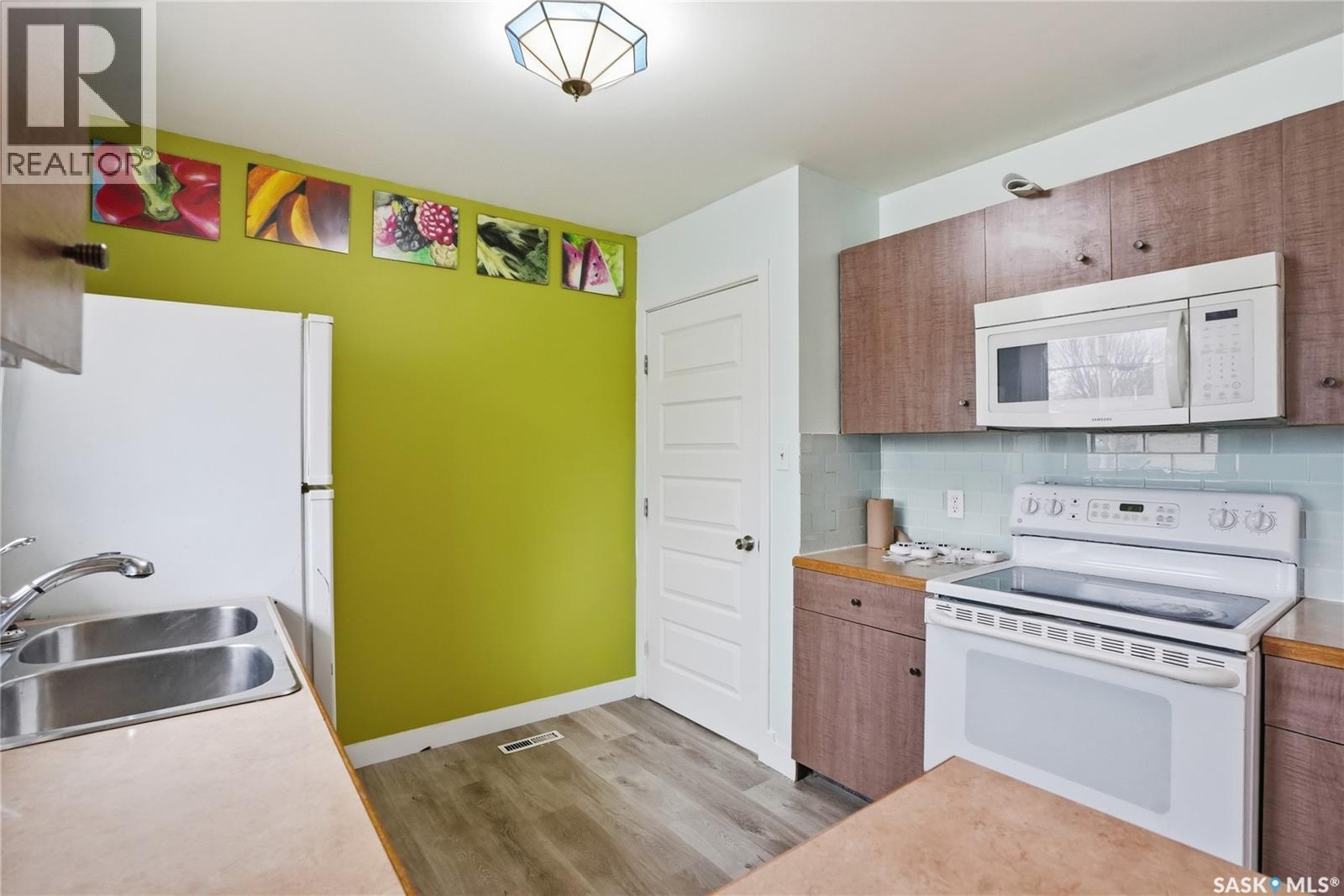4 Dunning Crescent, Saskatoon, SK - Indoor Photo Showing Kitchen With Double Sink