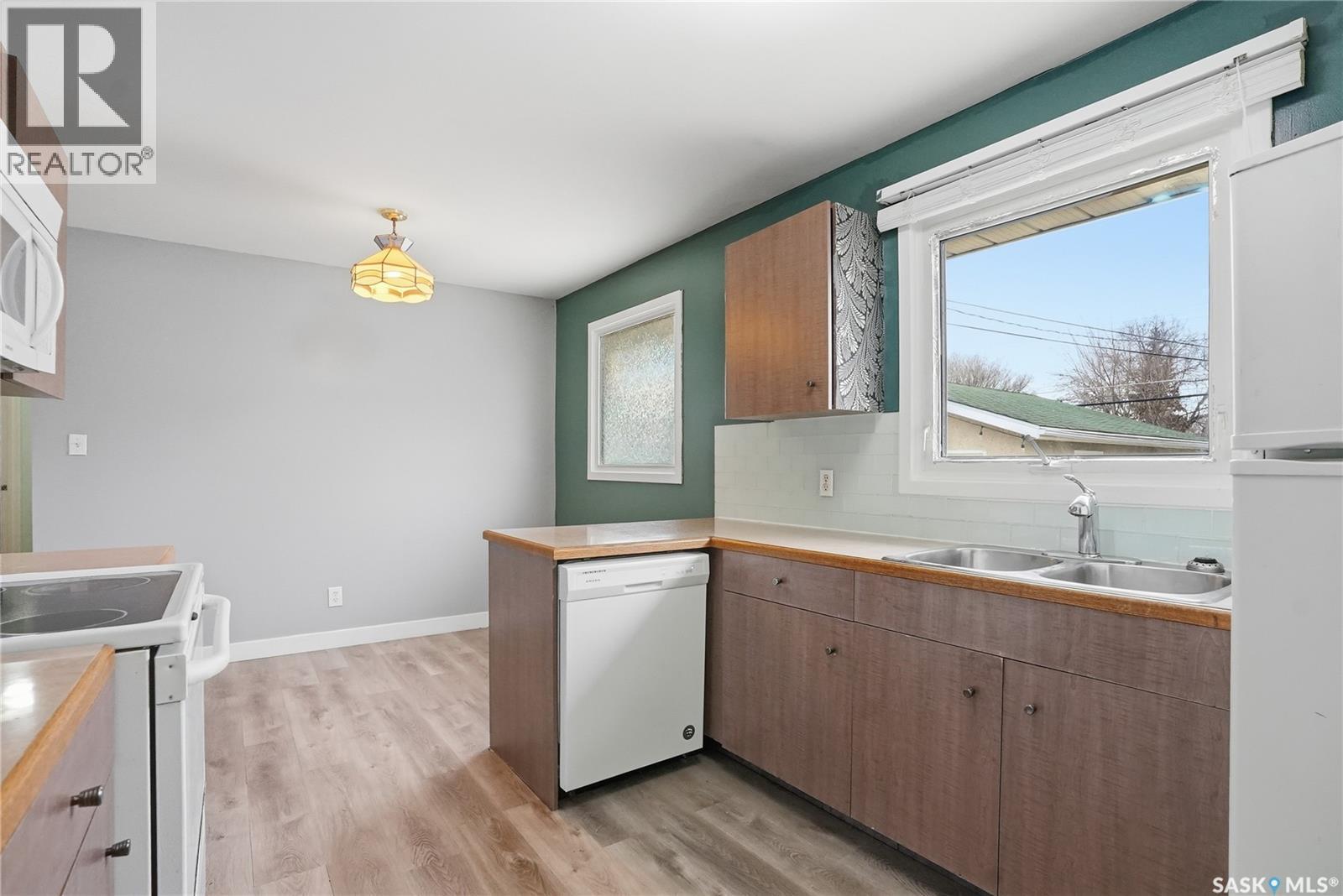 4 Dunning Crescent, Saskatoon, SK - Indoor Photo Showing Kitchen With Double Sink