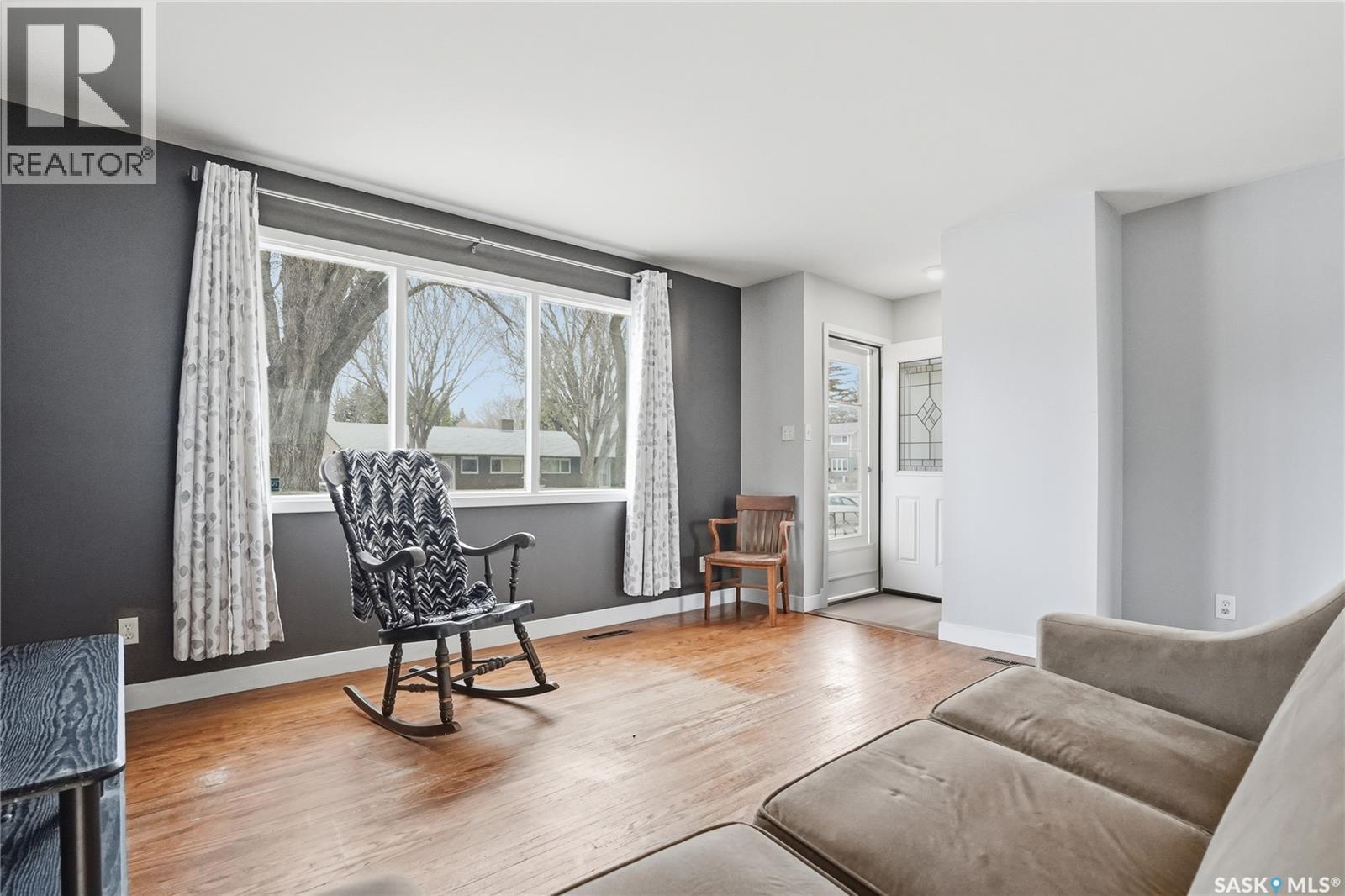 4 Dunning Crescent, Saskatoon, SK - Indoor Photo Showing Living Room