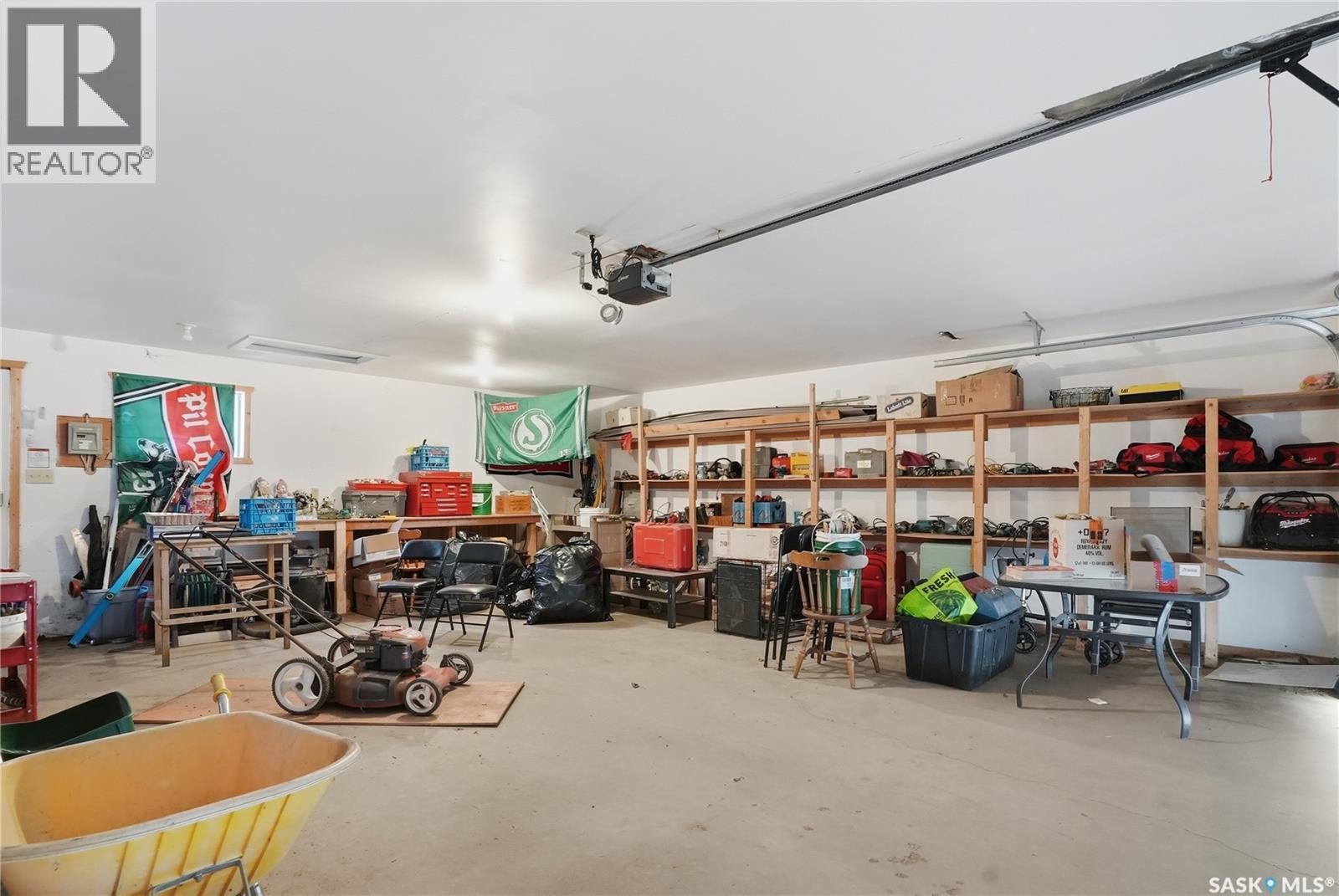4 Dunning Crescent, Saskatoon, SK - Indoor Photo Showing Garage