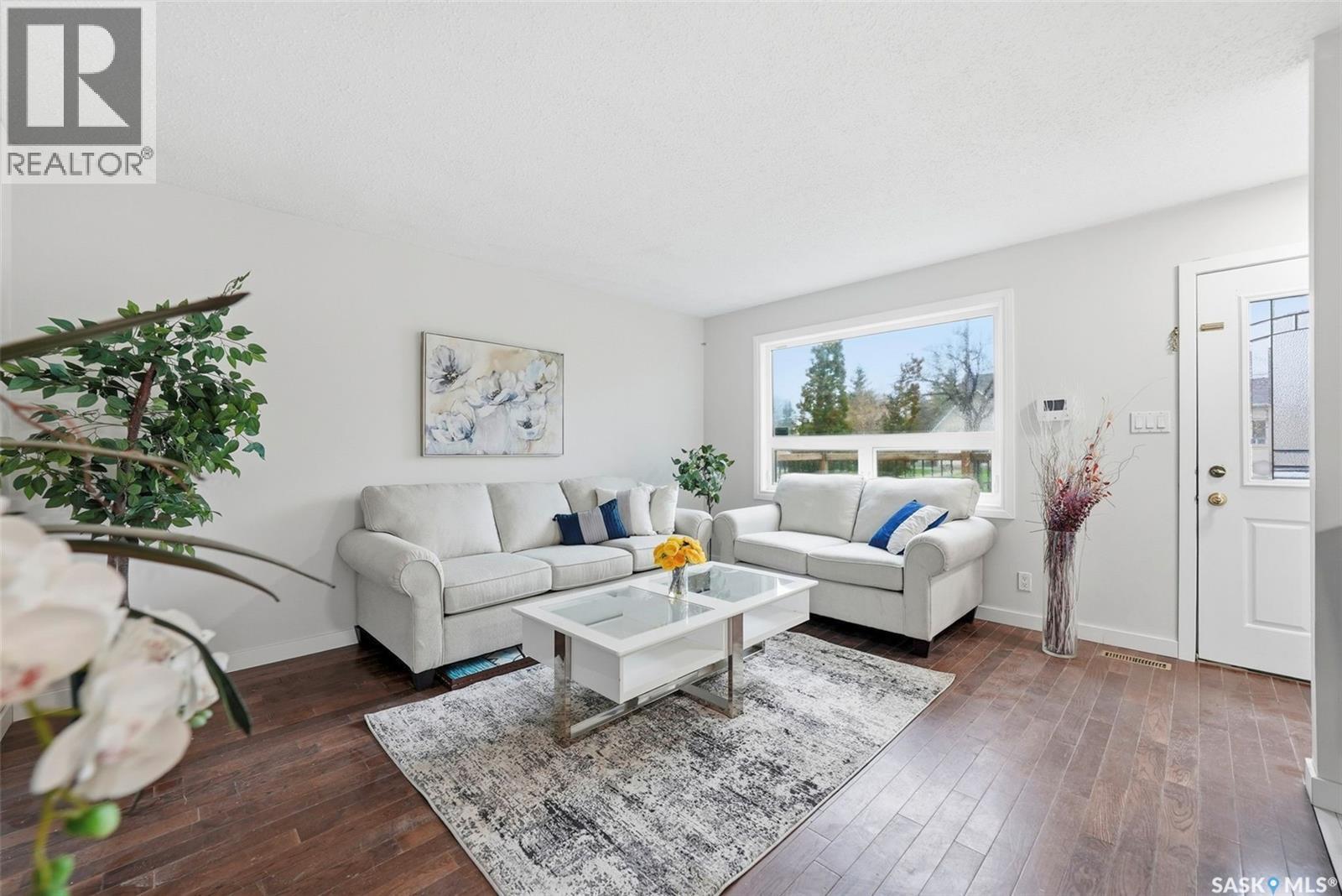 3581 33Rd Street W, Saskatoon, SK - Indoor Photo Showing Living Room