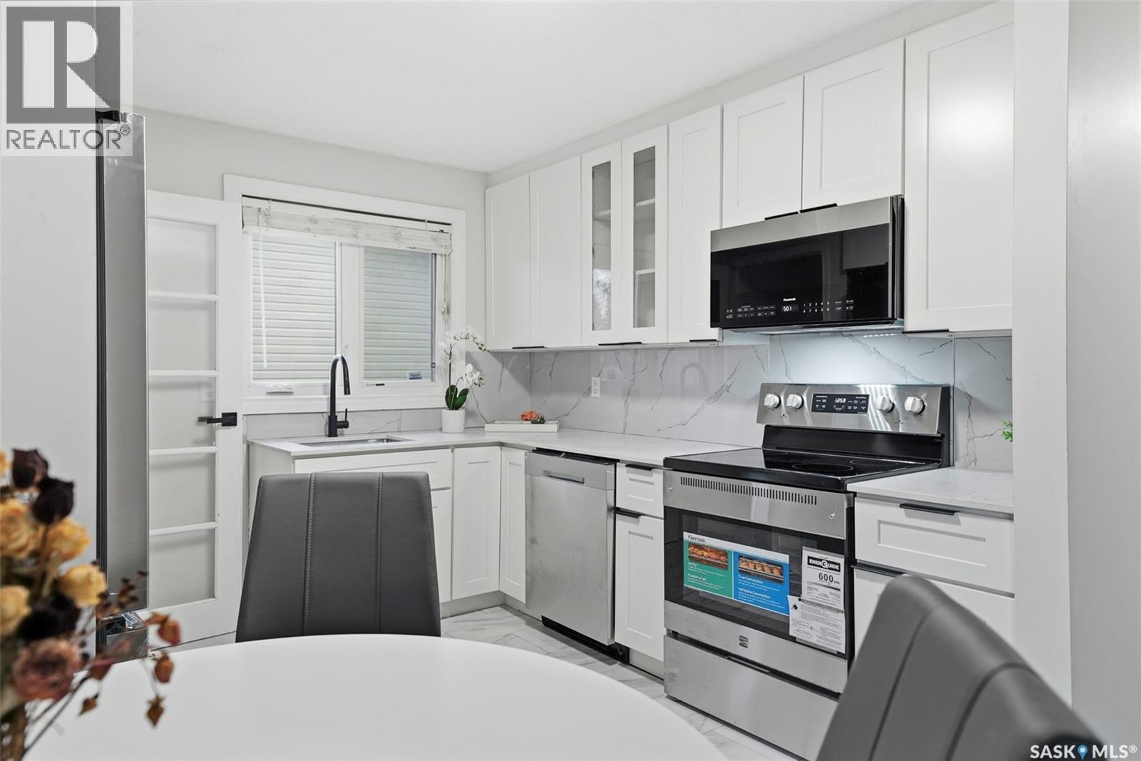 3581 33Rd Street W, Saskatoon, SK - Indoor Photo Showing Kitchen With Stainless Steel Kitchen