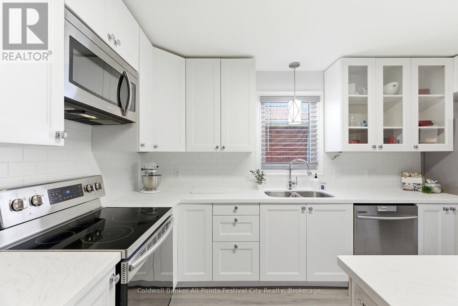 125 Picton Street E, Goderich (Goderich (Town)), ON - Indoor Photo Showing Kitchen With Double Sink