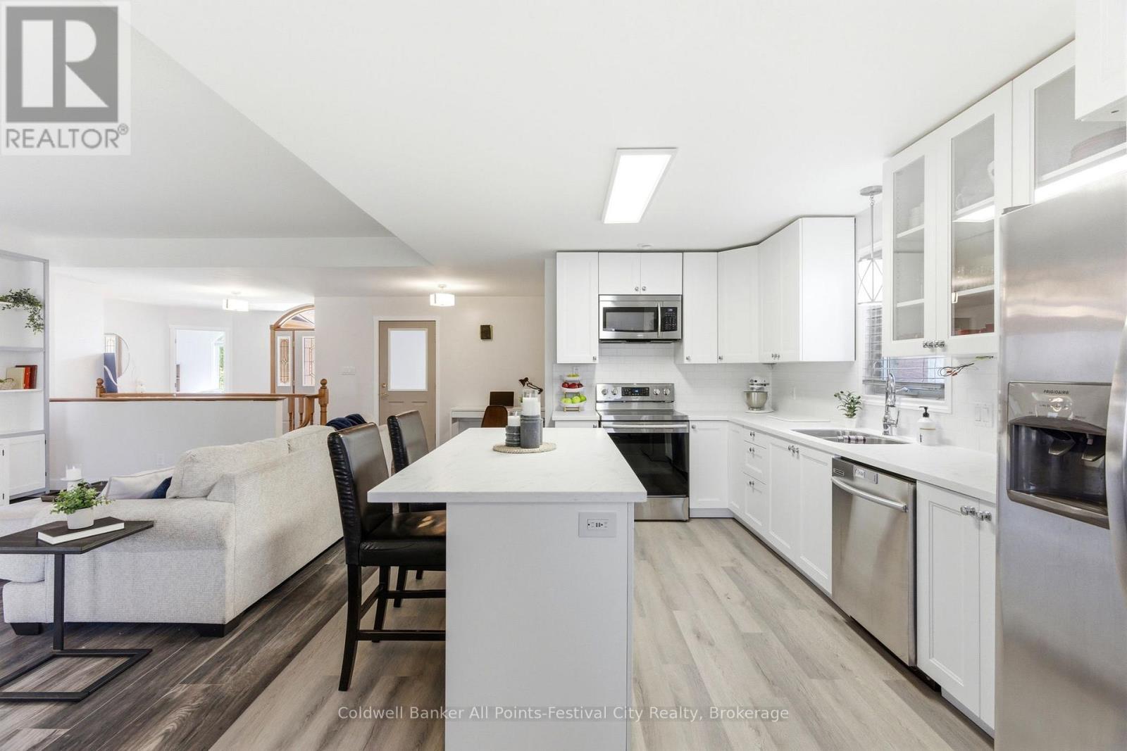 125 Picton Street E, Goderich (Goderich (Town)), ON - Indoor Photo Showing Kitchen With Upgraded Kitchen