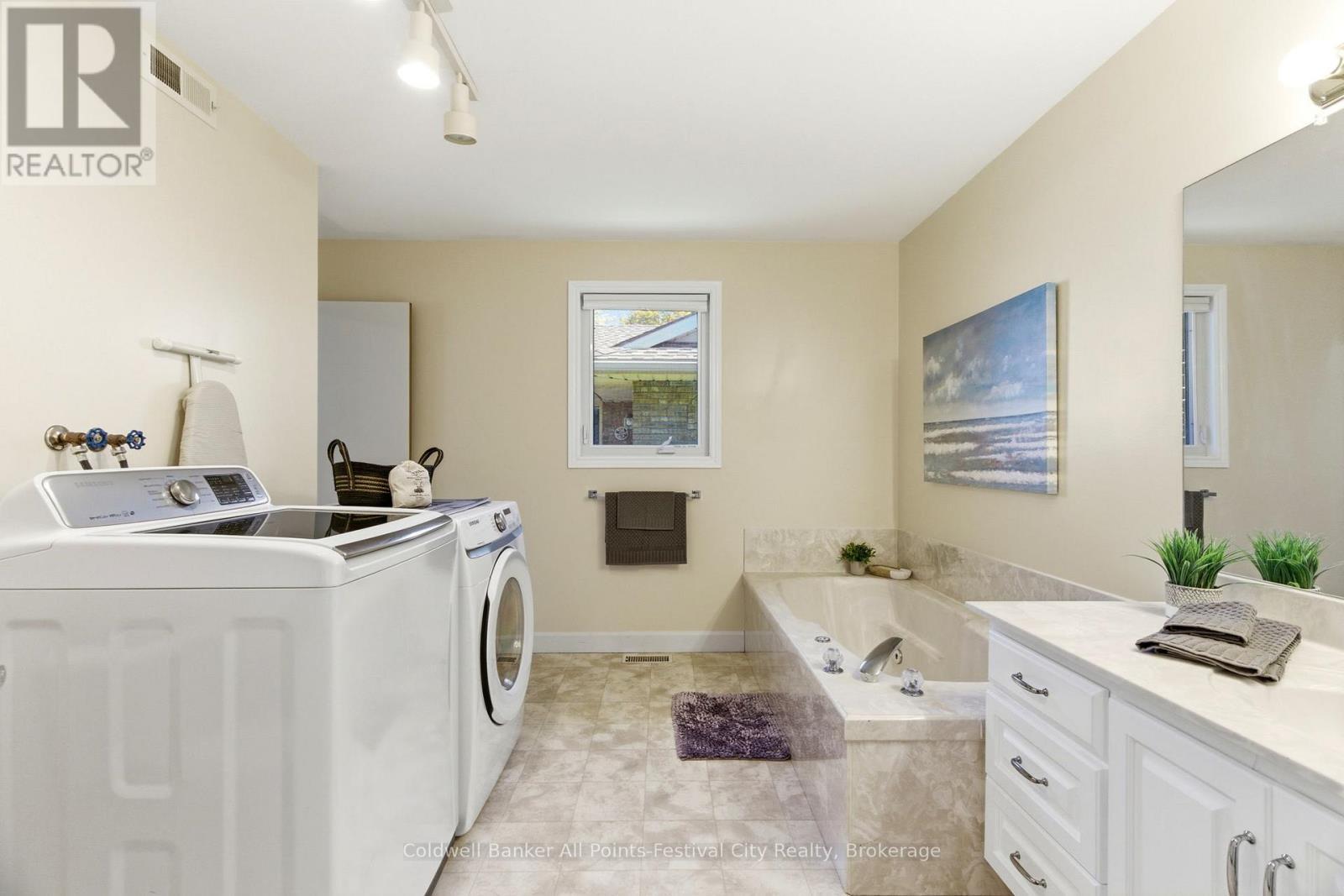 125 Picton Street E, Goderich (Goderich (Town)), ON - Indoor Photo Showing Laundry Room