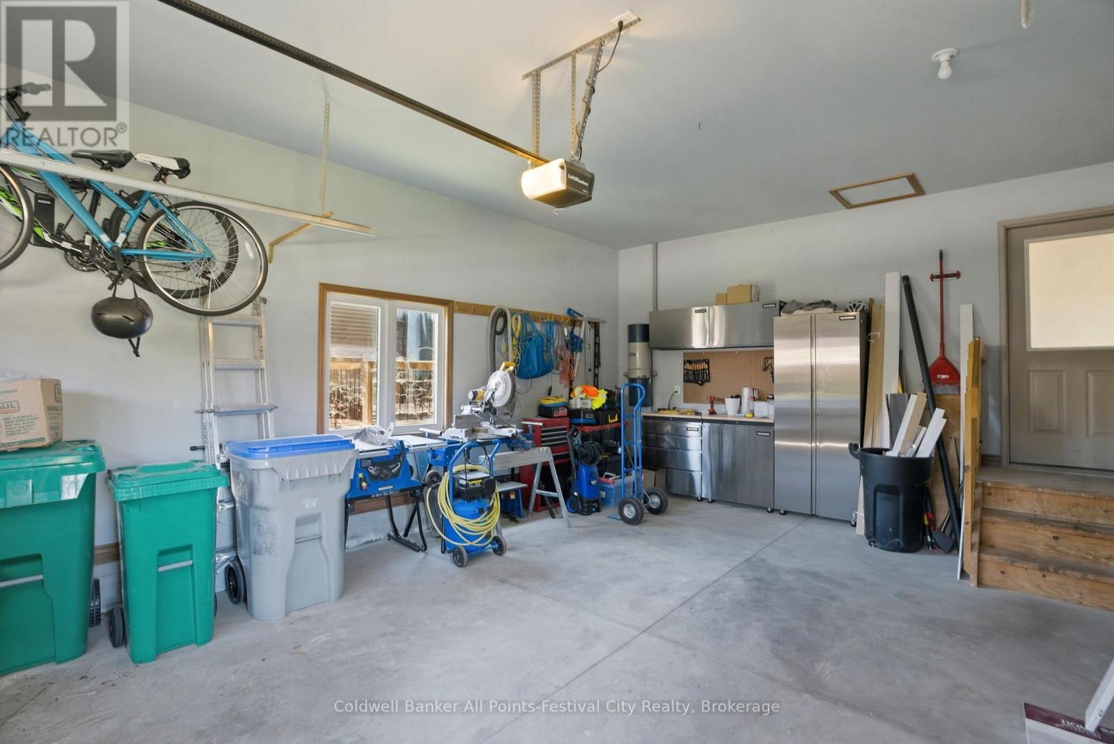 125 Picton Street E, Goderich (Goderich (Town)), ON - Indoor Photo Showing Garage