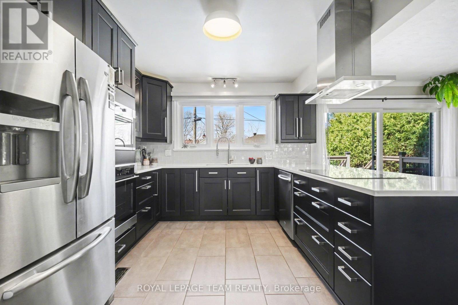 2149 Dublin Avenue, Ottawa, ON - Indoor Photo Showing Kitchen With Upgraded Kitchen
