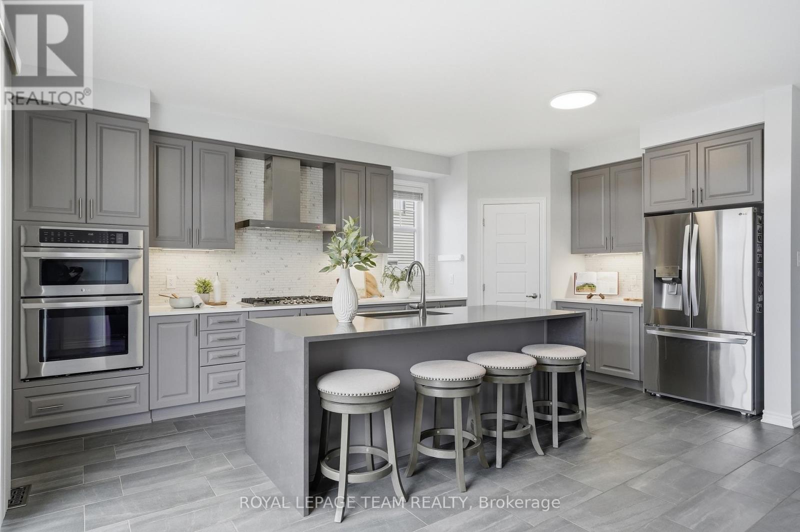 643 Rye Grass Way, Ottawa, ON - Indoor Photo Showing Kitchen With Upgraded Kitchen