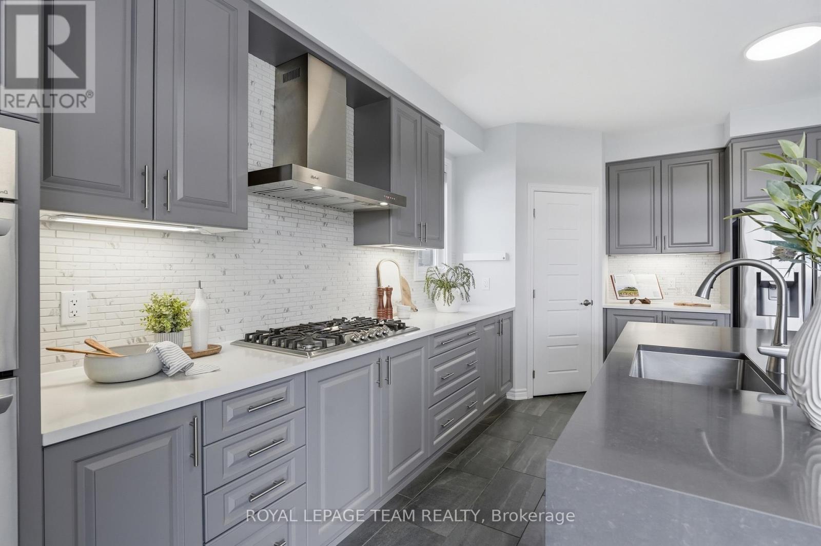 643 Rye Grass Way, Ottawa, ON - Indoor Photo Showing Kitchen With Upgraded Kitchen