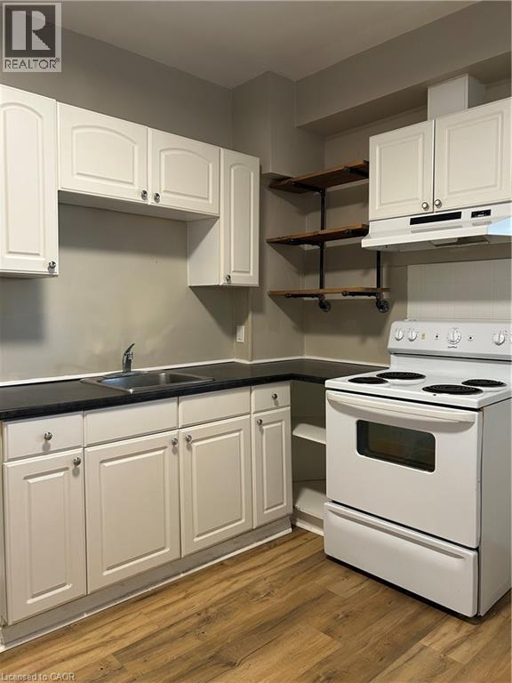 62 Barnesdale Avenue S, Hamilton, ON - Indoor Photo Showing Kitchen