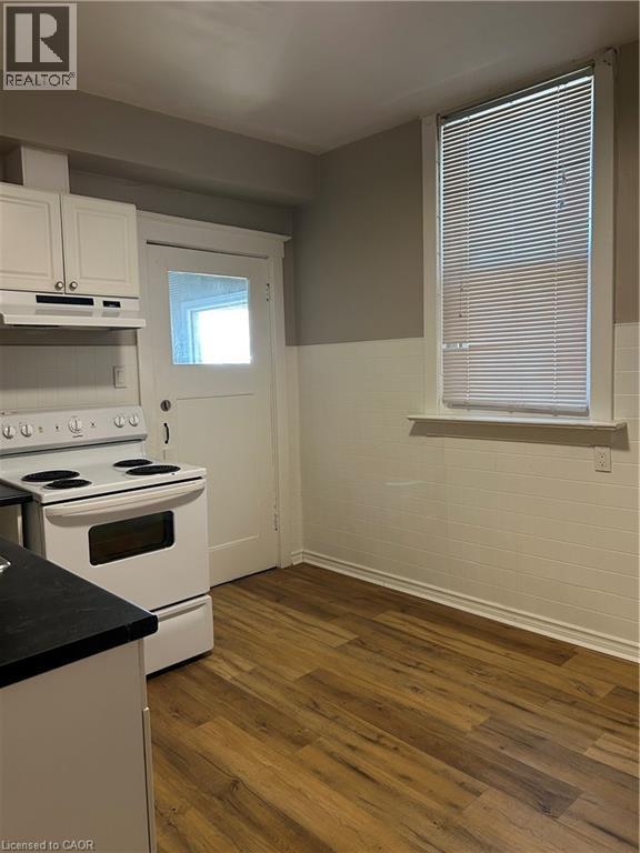 62 Barnesdale Avenue S, Hamilton, ON - Indoor Photo Showing Kitchen