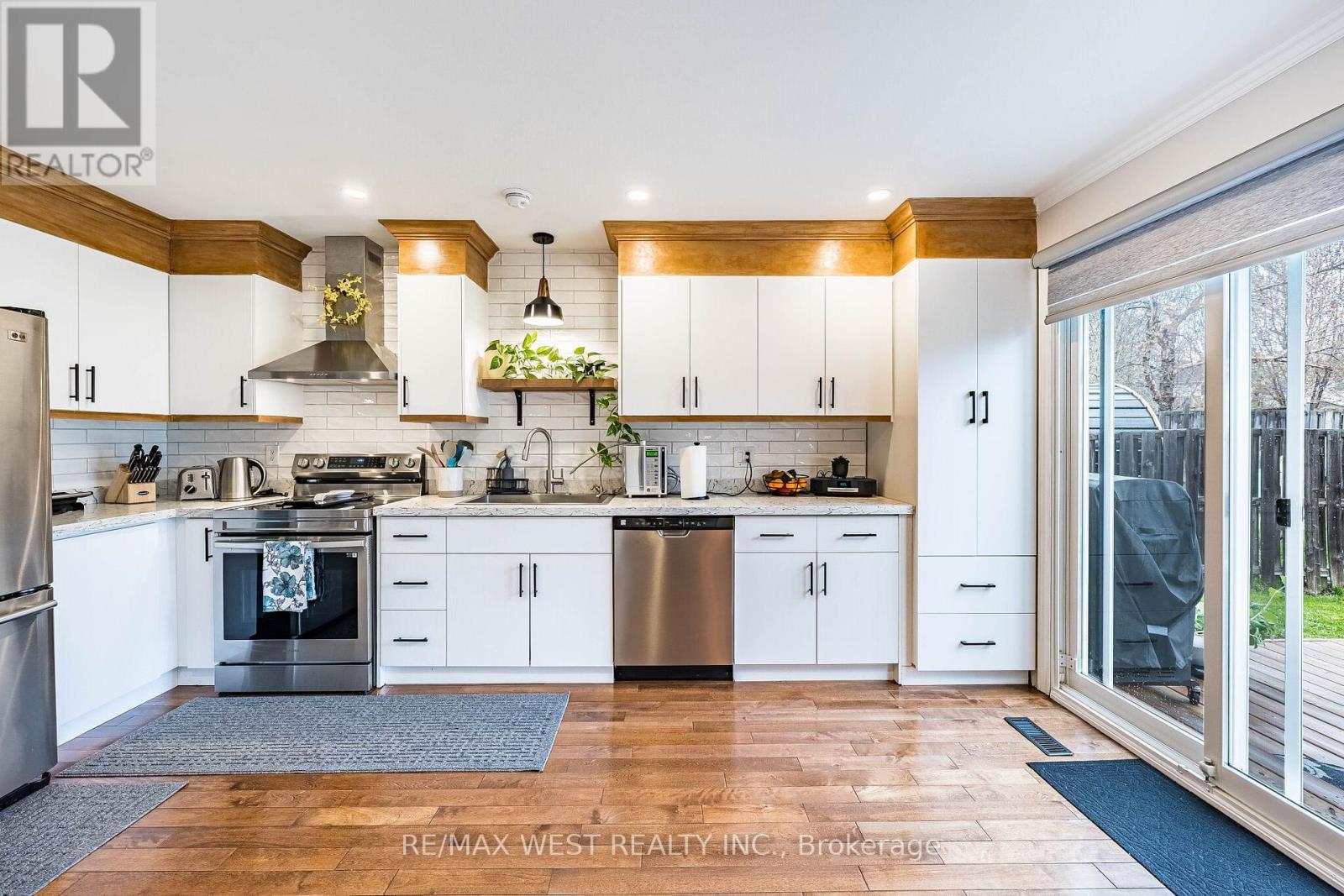5 Moir Crescent, Barrie, ON - Indoor Photo Showing Kitchen With Stainless Steel Kitchen With Upgraded Kitchen