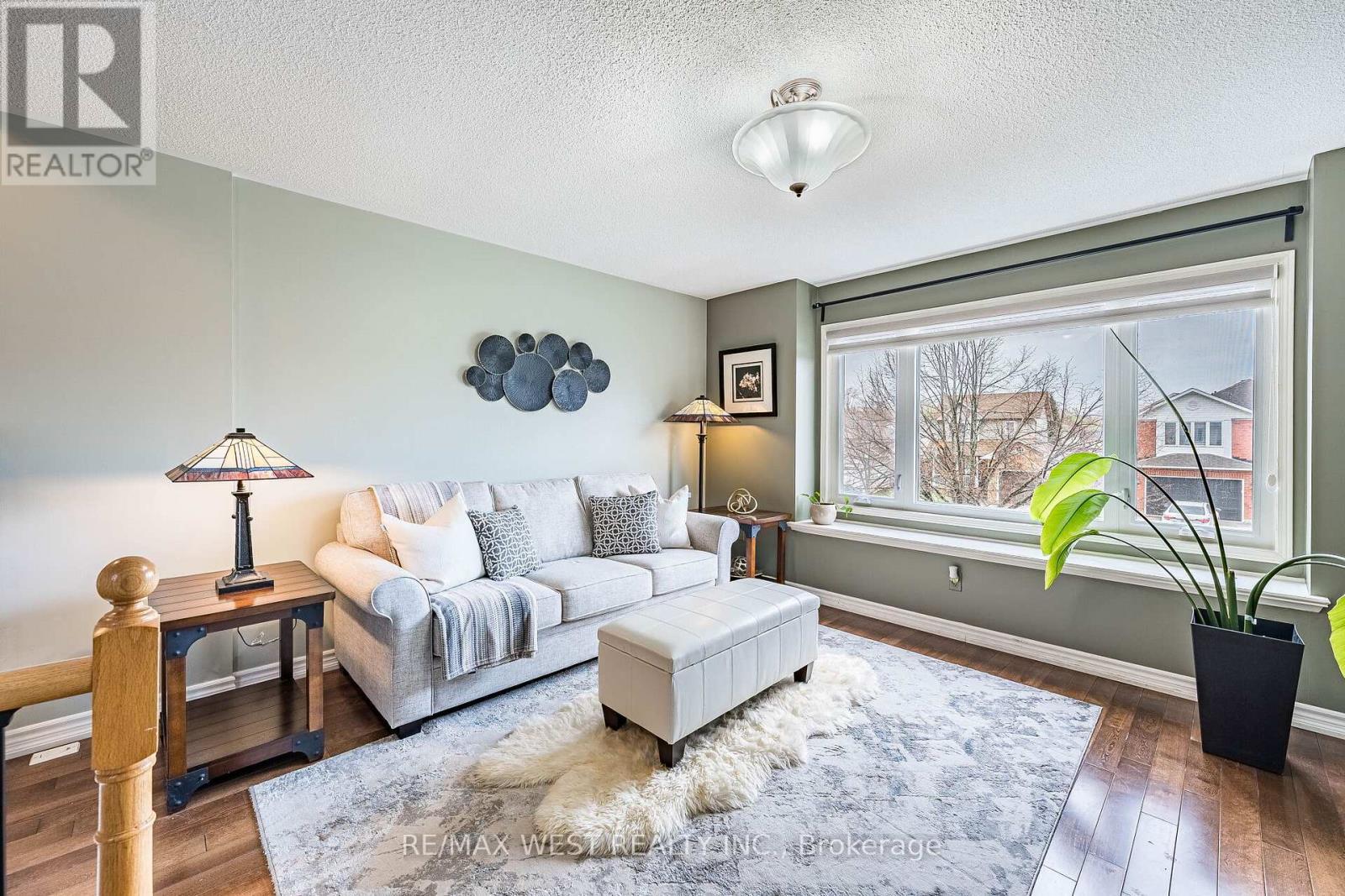 5 Moir Crescent, Barrie, ON - Indoor Photo Showing Living Room