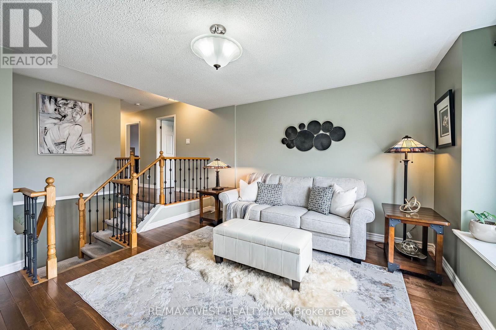 5 Moir Crescent, Barrie, ON - Indoor Photo Showing Living Room