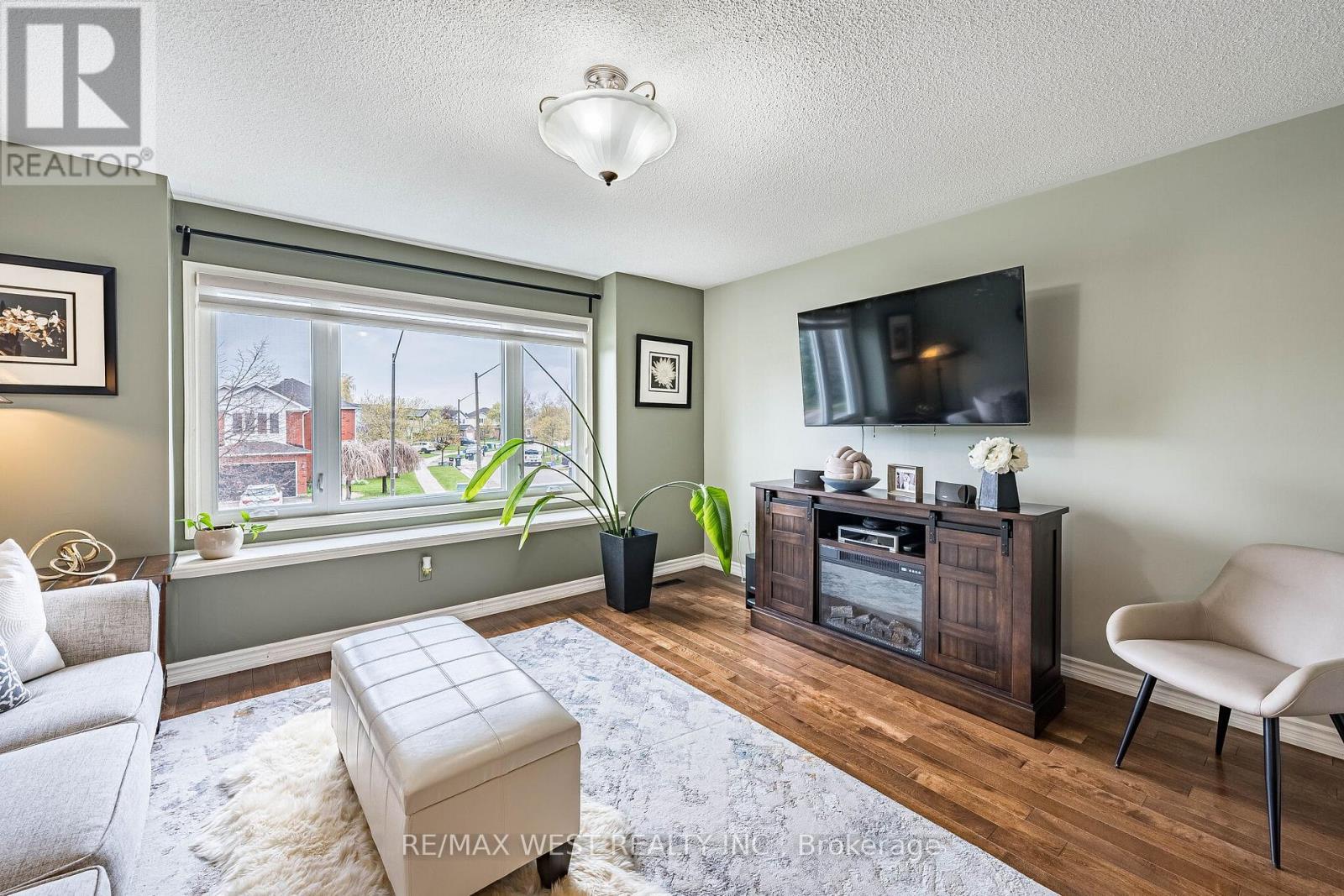 5 Moir Crescent, Barrie, ON - Indoor Photo Showing Living Room