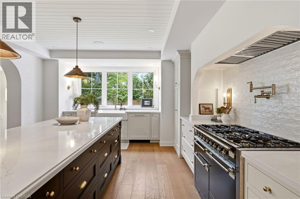 3081 Balmoral Avenue, Burlington, ON - Indoor Photo Showing Kitchen With Upgraded Kitchen