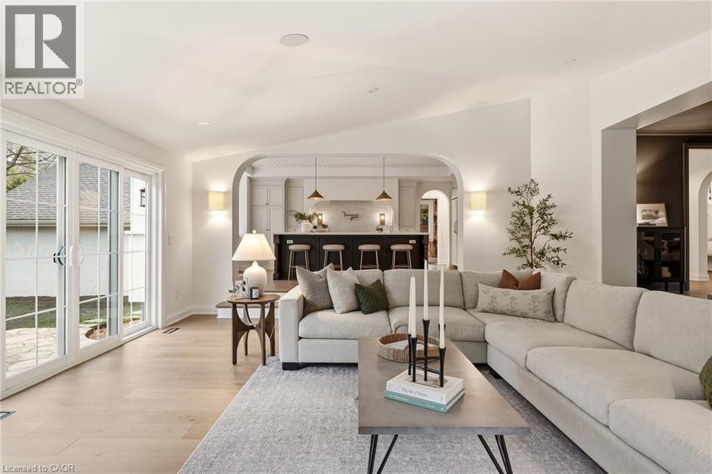 3081 Balmoral Avenue, Burlington, ON - Indoor Photo Showing Living Room