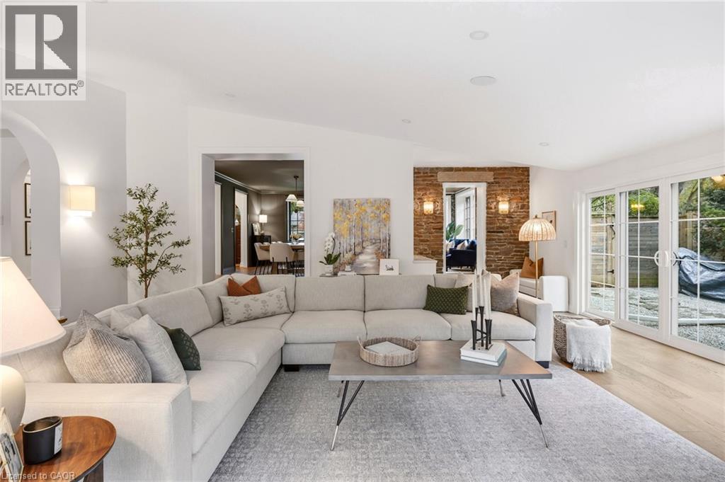 3081 Balmoral Avenue, Burlington, ON - Indoor Photo Showing Living Room