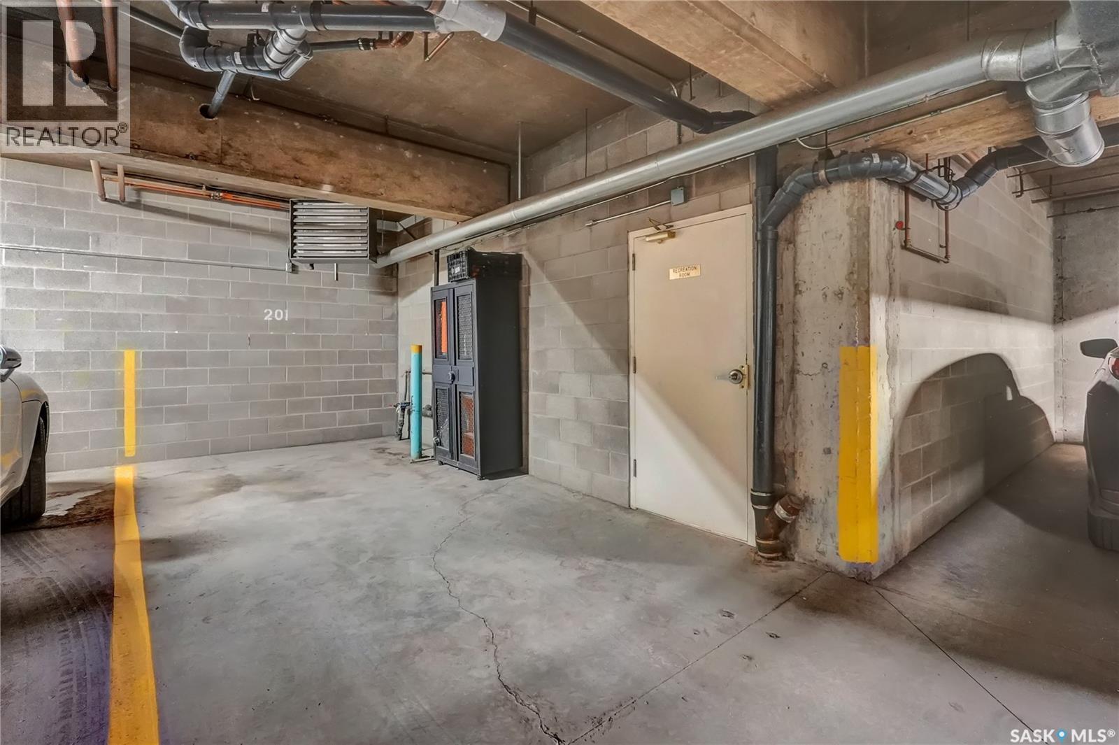 201 2315 Cornwall Street, Regina, SK - Indoor Photo Showing Garage