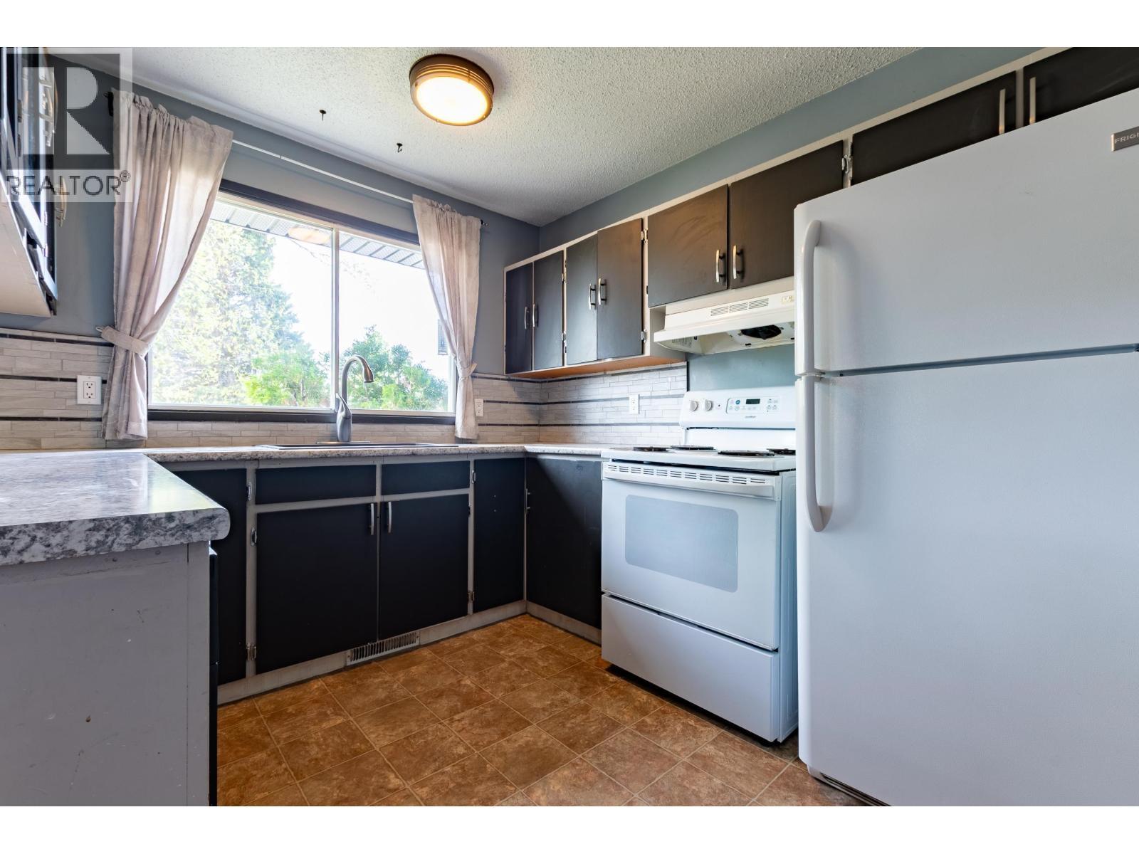 4608 Crocus Crescent, Prince George, BC - Indoor Photo Showing Kitchen With Double Sink