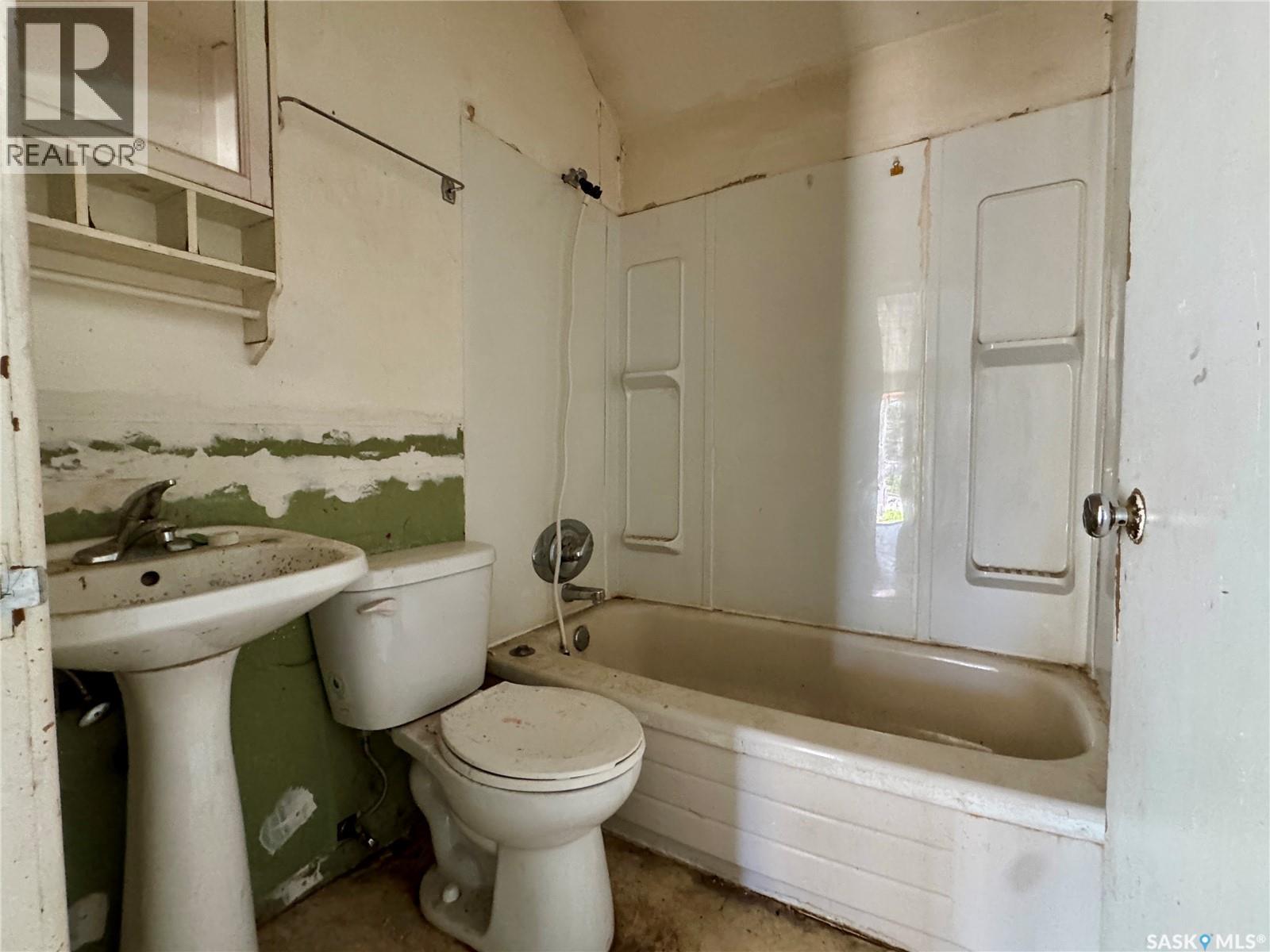 407 Broad Street, Cut Knife, SK - Indoor Photo Showing Bathroom