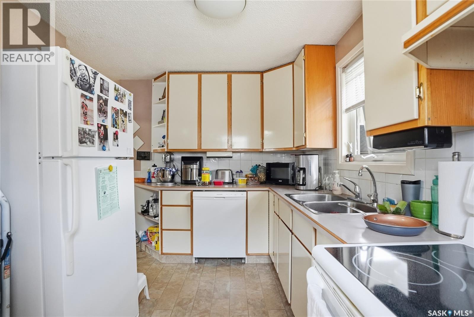 810 6Th Street, Perdue, SK - Indoor Photo Showing Kitchen With Double Sink