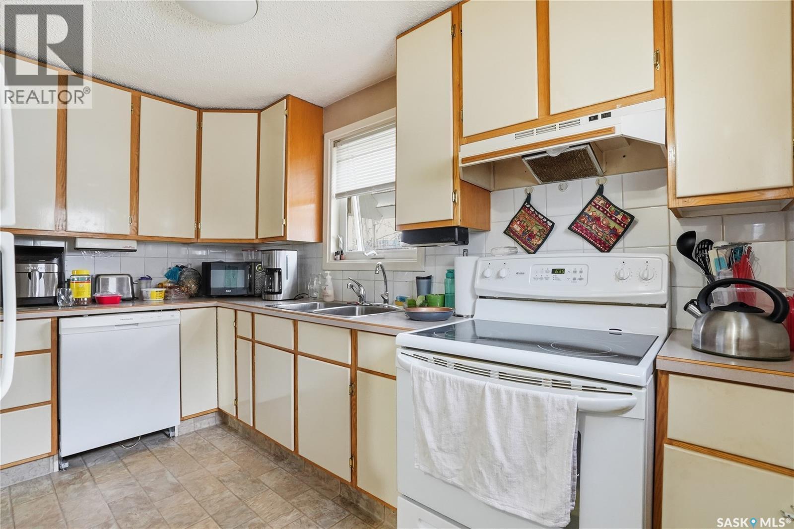 810 6Th Street, Perdue, SK - Indoor Photo Showing Kitchen With Double Sink