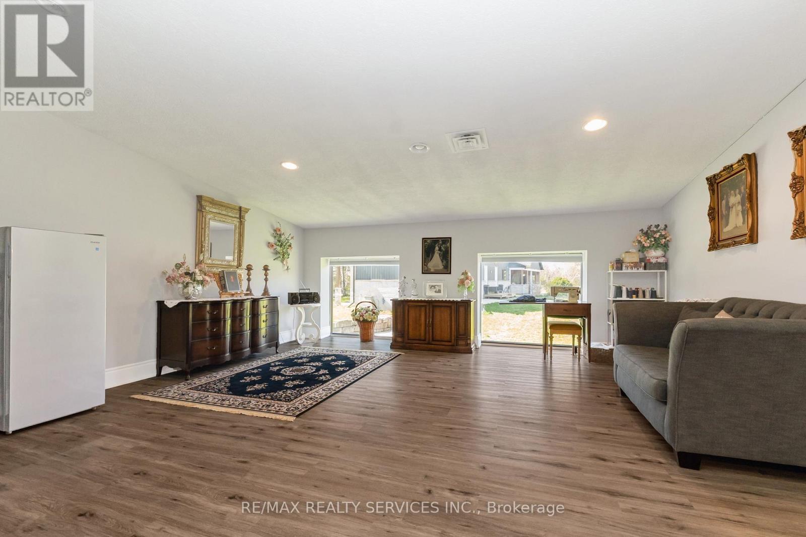 833180 4Th Line Ehs, Mono, ON - Indoor Photo Showing Living Room