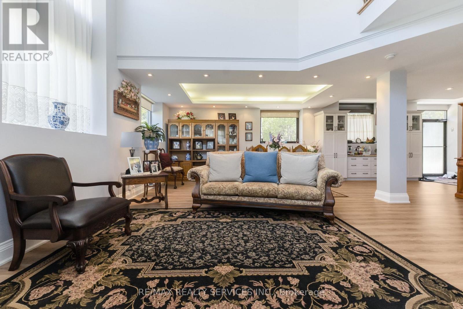 833180 4Th Line Ehs, Mono, ON - Indoor Photo Showing Living Room