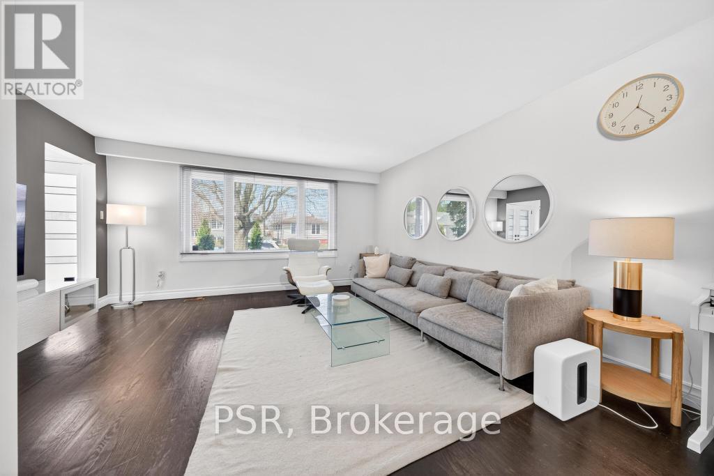 19 Glen Forest Drive, Hamilton, ON - Indoor Photo Showing Living Room