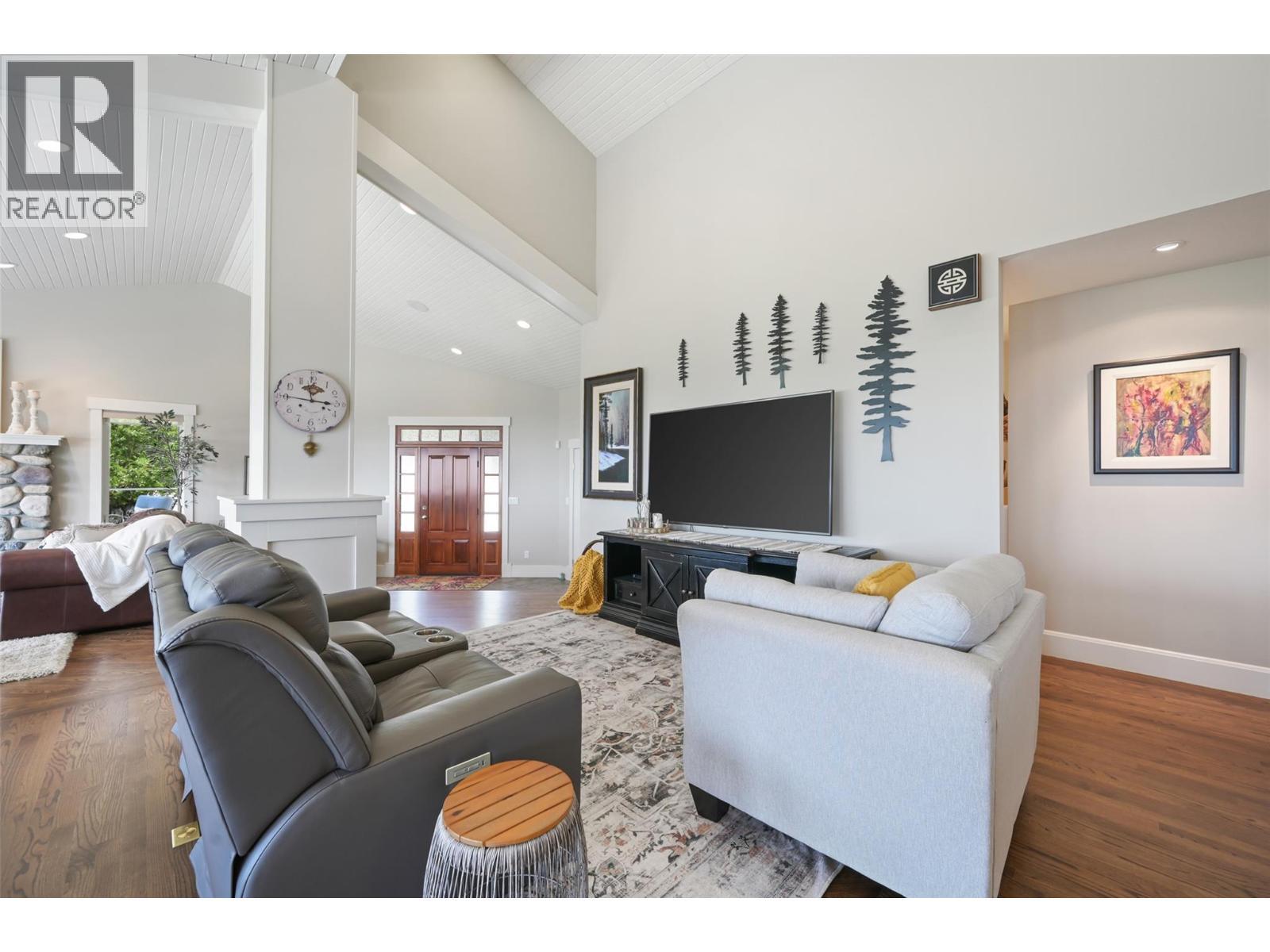9520 Juniper Heights Road, Invermere, BC - Indoor Photo Showing Living Room