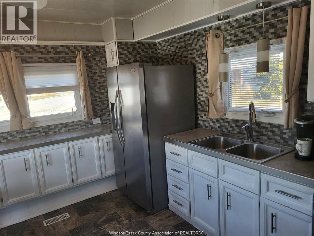 1 Wilder South Unit# Mobile Home Only, Lakeshore, ON - Indoor Photo Showing Kitchen With Double Sink