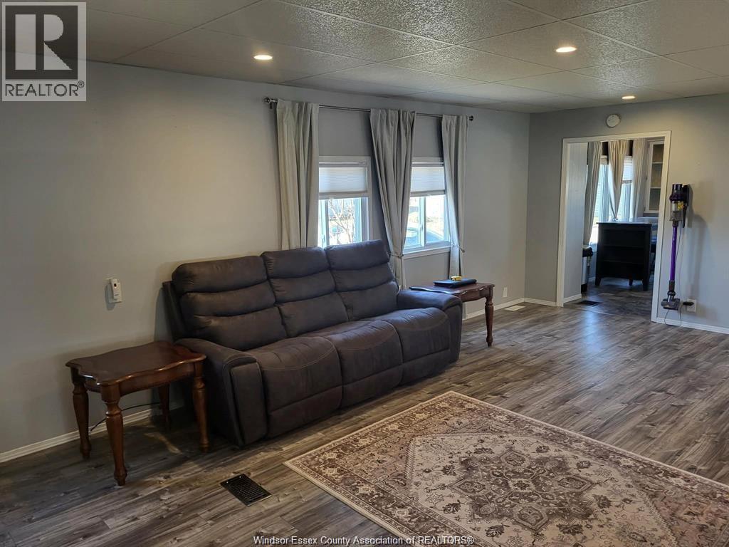 1 Wilder South Unit# Mobile Home Only, Lakeshore, ON - Indoor Photo Showing Living Room