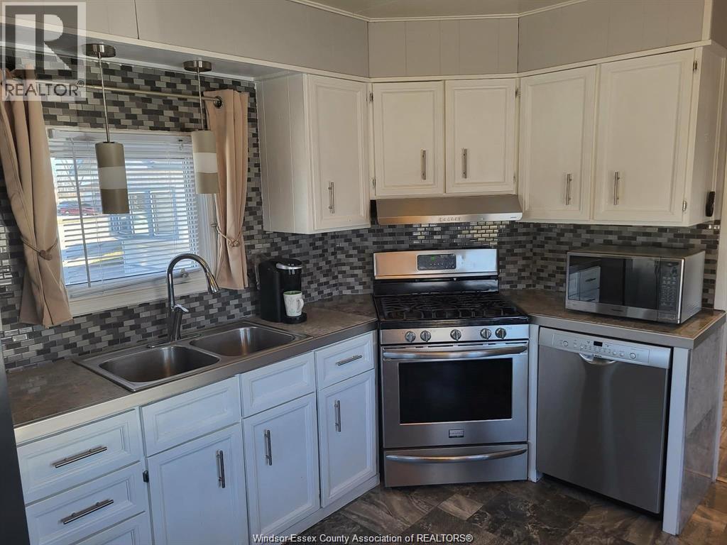 1 Wilder South Unit# Mobile Home Only, Lakeshore, ON - Indoor Photo Showing Kitchen With Double Sink