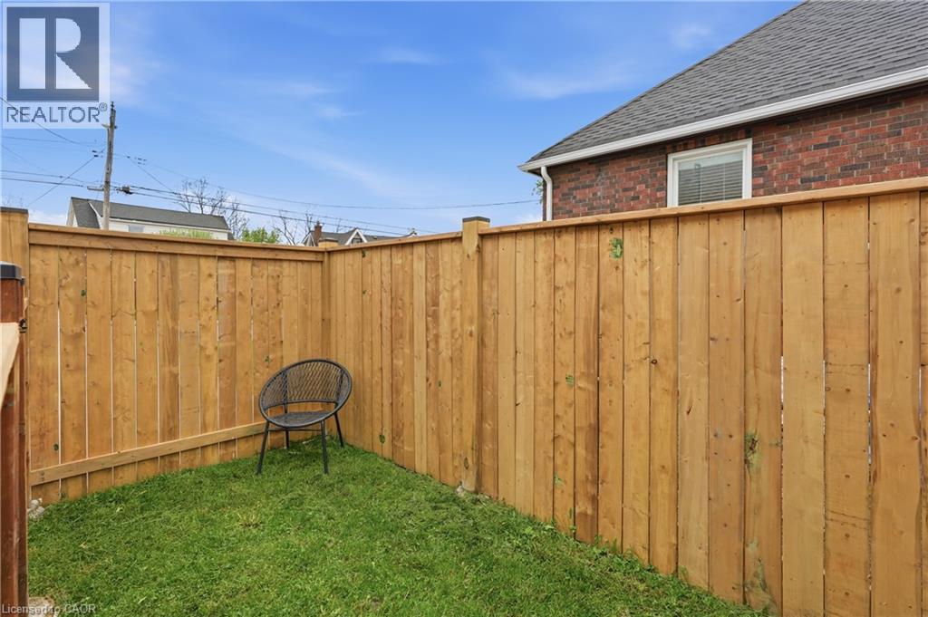 38 Dunkirk Drive Unit# B, Hamilton, ON - Outdoor