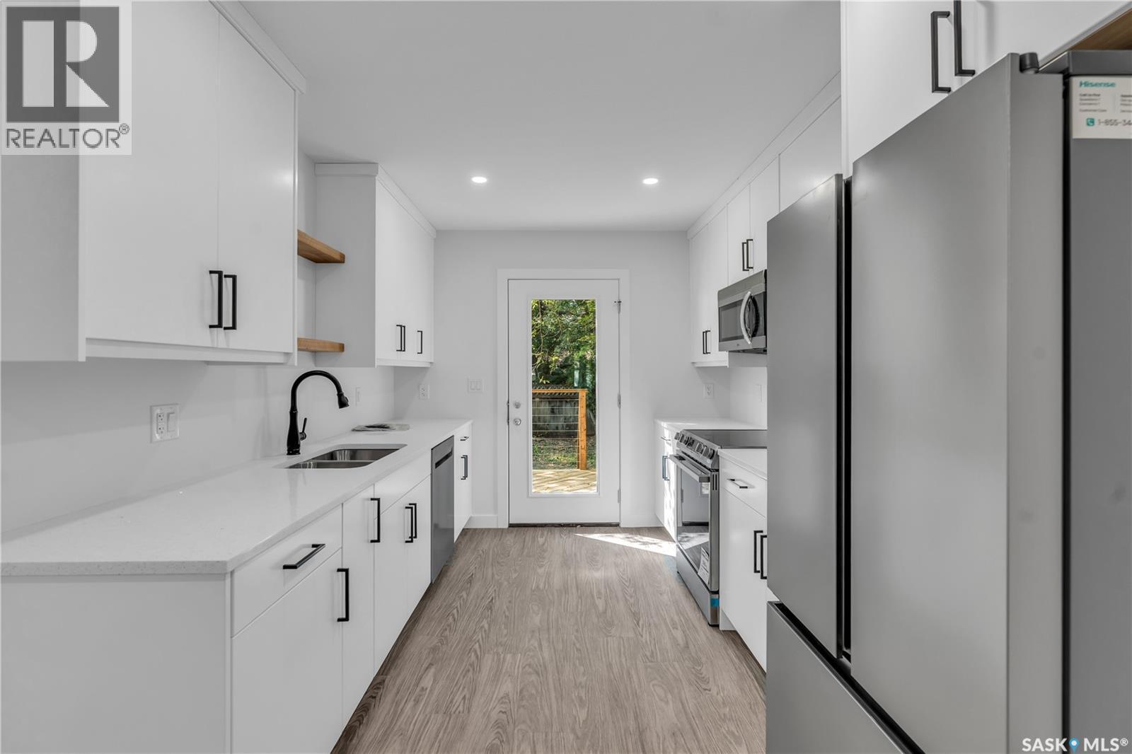 320 25Th Street W, Saskatoon, SK - Indoor Photo Showing Kitchen With Double Sink