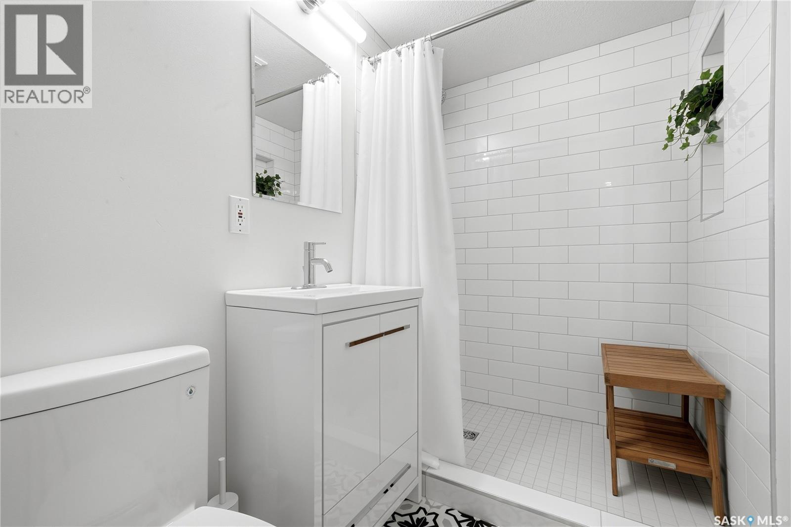2221 Francis Street, Regina, SK - Indoor Photo Showing Bathroom